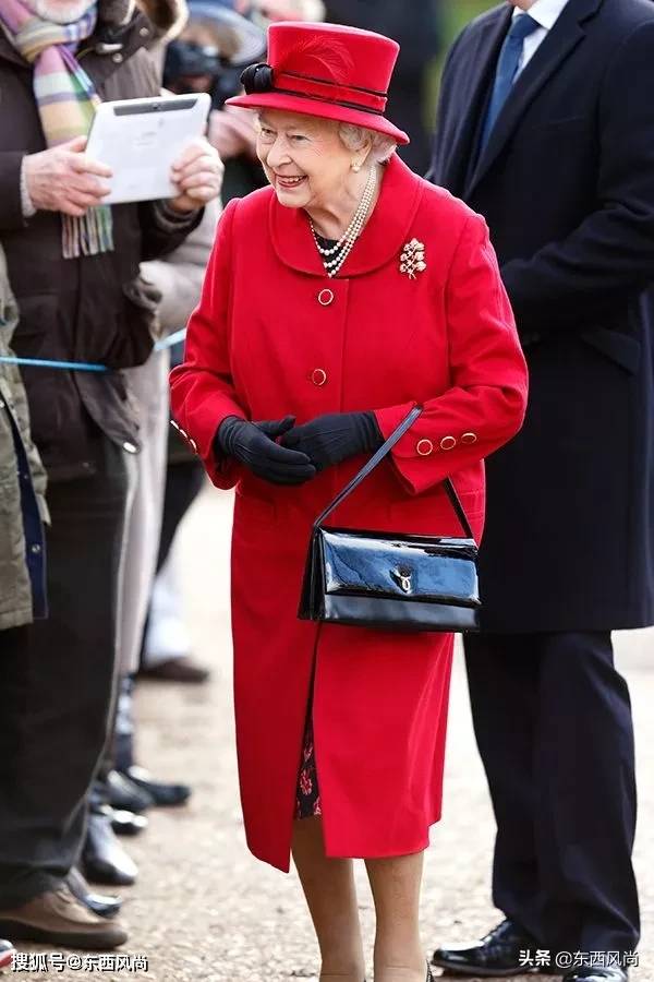 女王|94岁女王个人风格极其鲜明，不论穿什么颜色，总是搭同一款包包