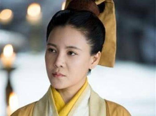 她在《活佛济公》中相貌丑陋,在《笑傲江湖》中,高冷到让人臣服