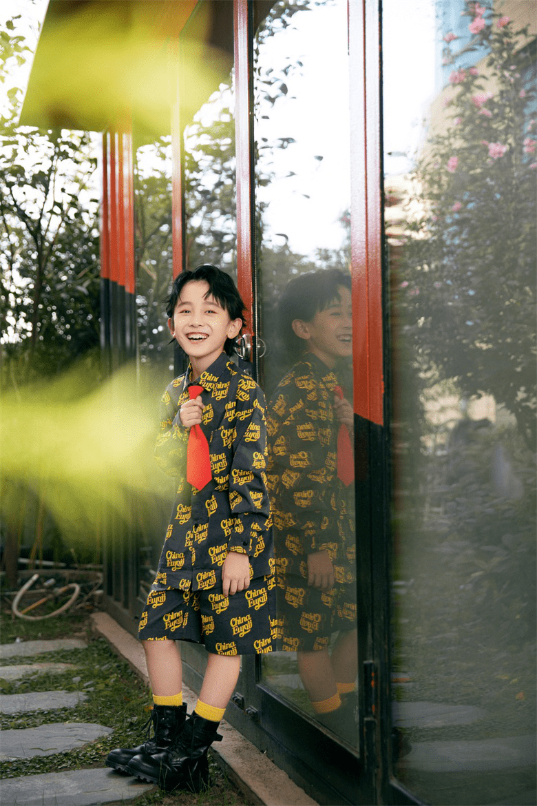 时装周|黄振宸上海春夏时装周前排看秀 少年意气风发