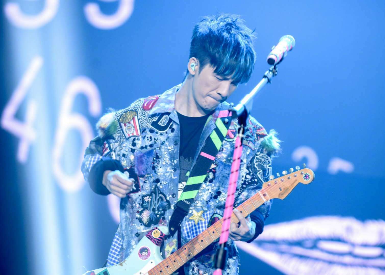 阳光彩虹小白马大张伟现场版 c326c5ef431b441391b36cce1dd78551.jpeg