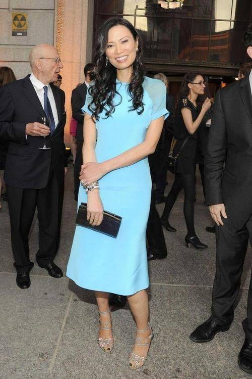 身材|51岁邓文迪虽然脸上皱纹明显，但身材却不输一线超模！