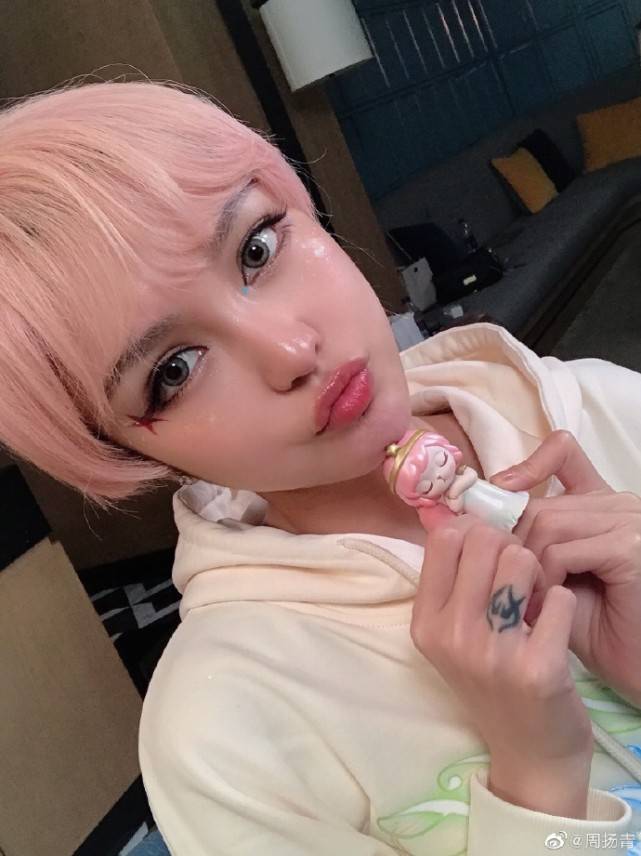 脸蛋|周扬青大秀公仔妆,粉发泪钻配透亮水嫩脸蛋,整个人美如洋娃娃