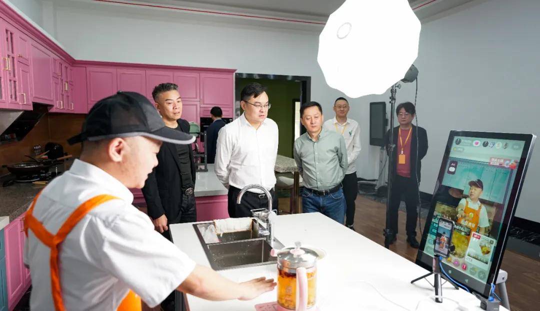 聚焦余姚市副市长薛晓伟莅临鲟鱼直播视察指导
