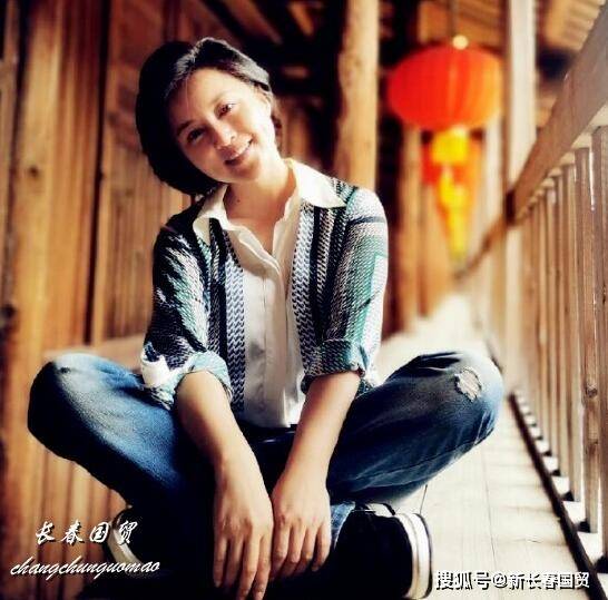 传奇网页私服丫鬟“彩霞”近照,优雅端庄气质好,依然活跃在演艺圈