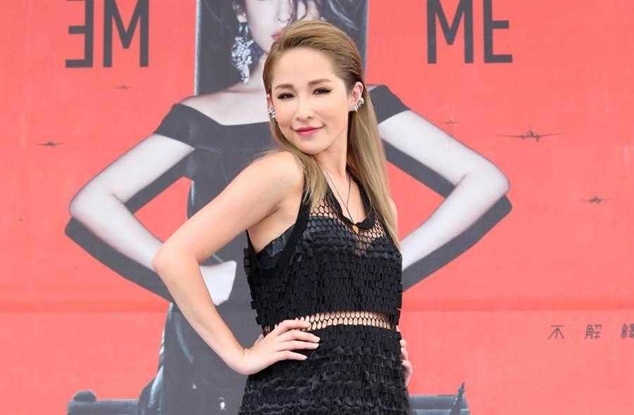 萧亚轩个头不高比例好,穿露脐装配夸张喇叭裤,不愧是会跳舞的_身材