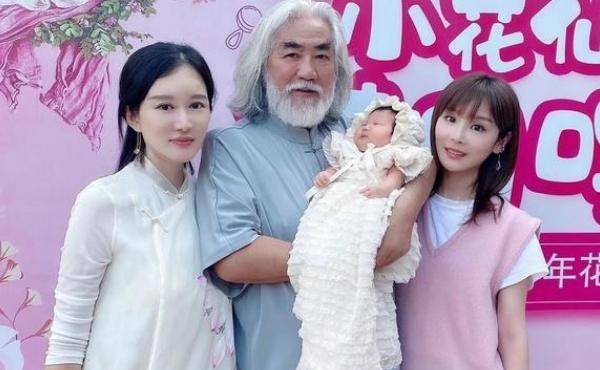 看完张纪中与妻子孩子合影后,你们