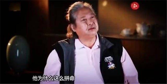 都说成龙老了，却有一个人说“他老了是福”，