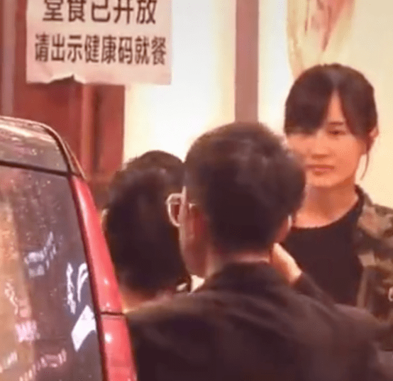 潘粤明携绯闻女友聚餐被拍,两人低调相恋多年