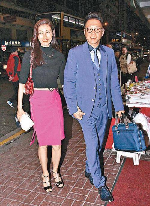 50岁李嘉欣真阔太,风衣搭爱马仕优雅贵妇,气质越来越像何超琼