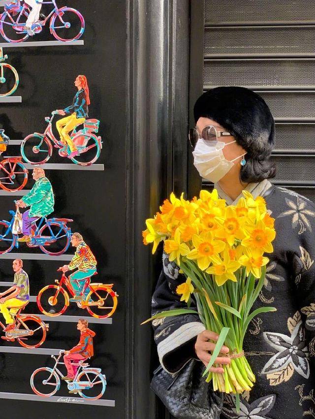 旗袍|53岁金星看秀太女人,灰裙大红唇显贵气,油光满面皱纹遮不住