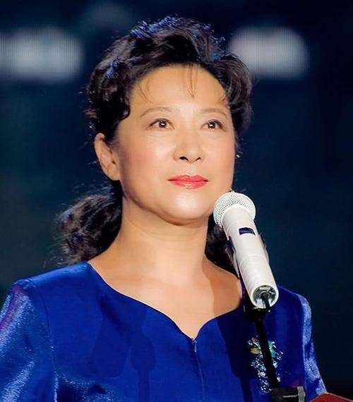 囧妈黄梅莹,凭借《渴望》走红,和丈夫姐弟恋39年恩爱