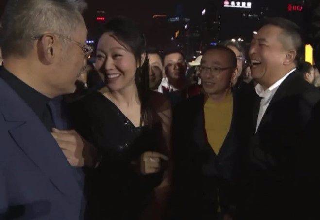 褶皱|闫妮不修图好惨,笑出褶皱容颜衰老,但这状态就是真实的49岁!