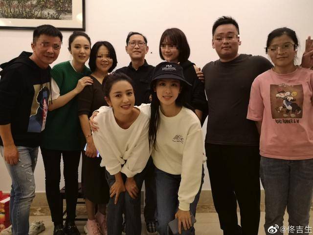 佟丽娅父亲和董璇合影,意外曝光大女儿真容?