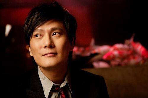 张信哲53岁录歌唱综艺音色有变？一直未婚的他心