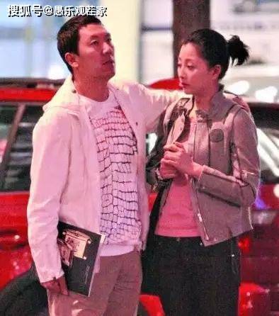 殷桃与男友家人聚餐照片曝光，与未来婆婆热聊