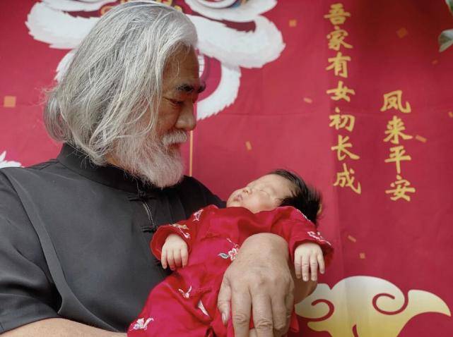 张纪中夫妇为满月女儿藏一坛美酒,小花仙皮肤黝黑,五官超像爸爸