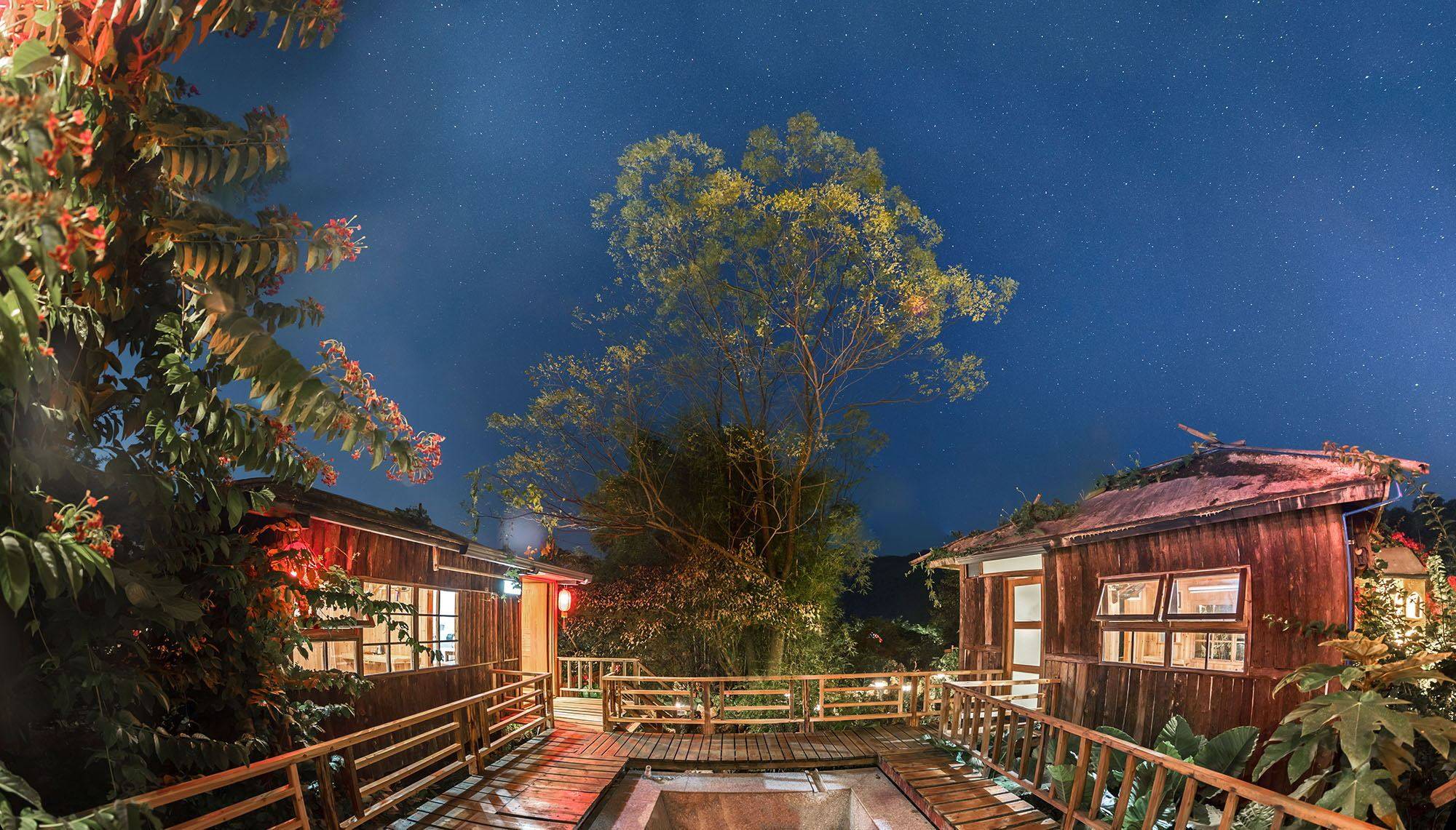 浮华建在山林魅影之中的温泉度假村位于广东清远市的英德九州驿站