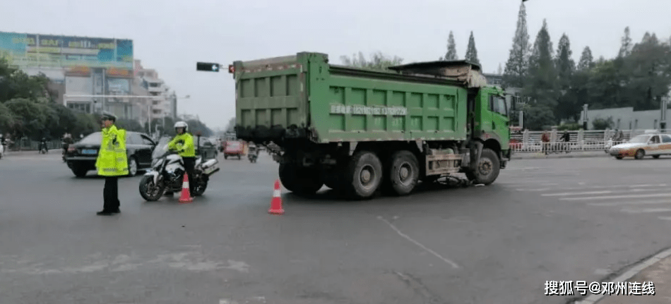 邓州市水上楼红绿灯路口发生一起交通事故