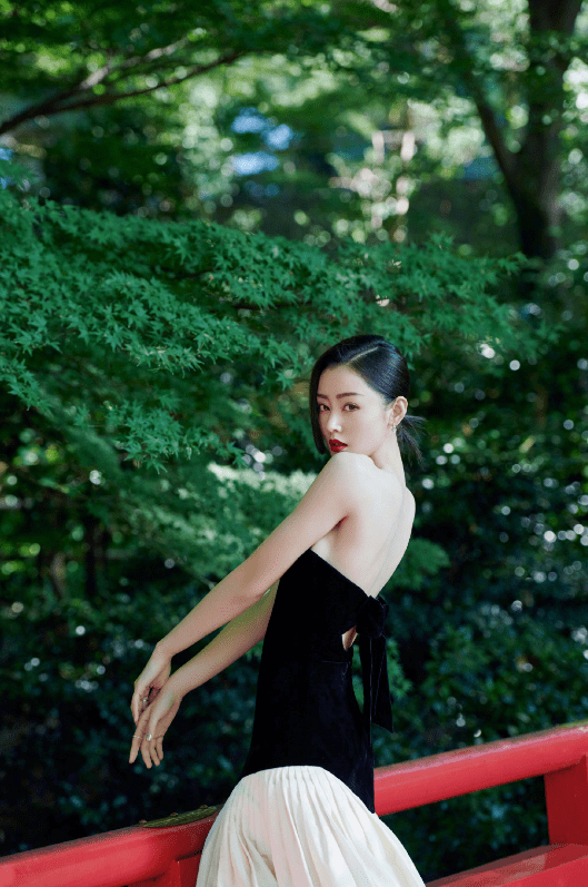 身段|静谧小树林拍出时尚大片，张天爱大胆秀腰，是真实存在的吗？