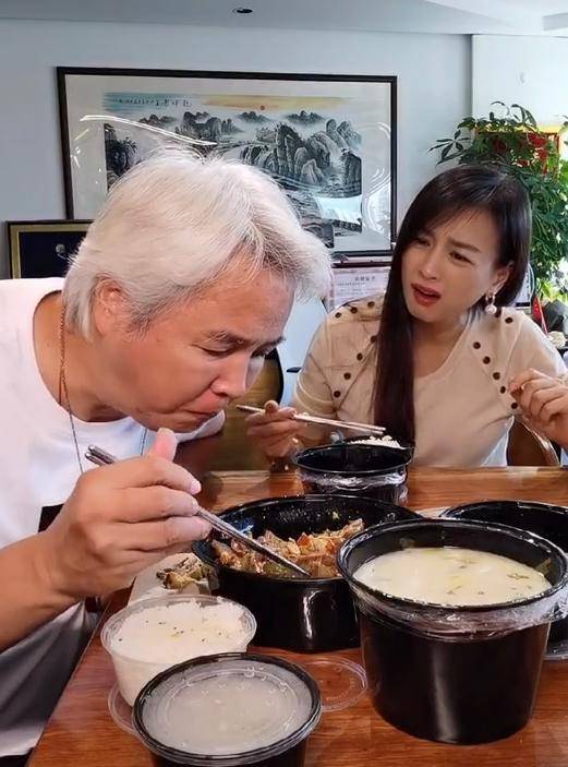 原创张庭与老公办公室吃外卖,企业奖状堆地上豪气,林瑞阳白头皮肤好
