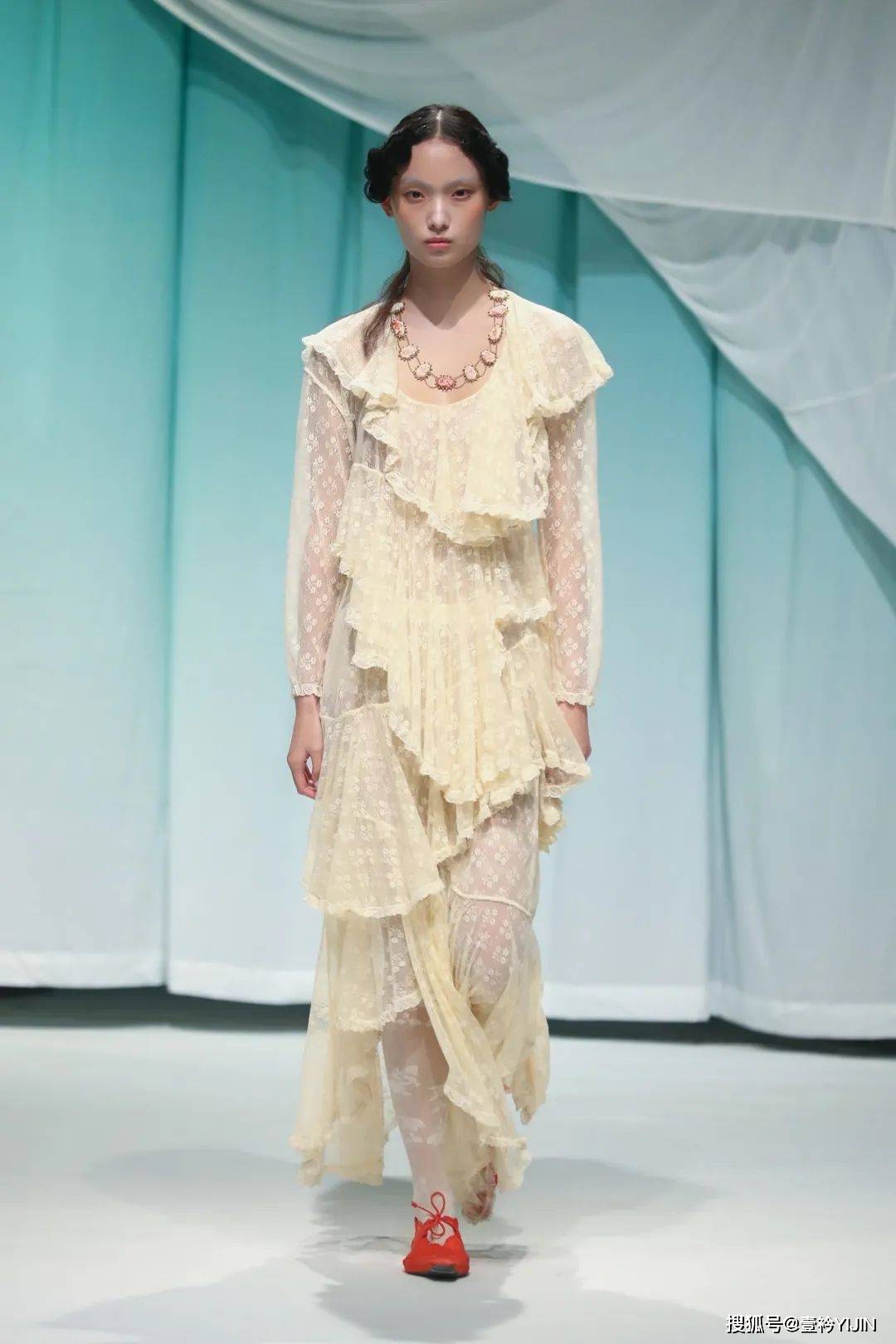 女性|新锐品牌yuhan wang国内首秀 | 极致的浪漫主义,拥抱女性的柔软力量