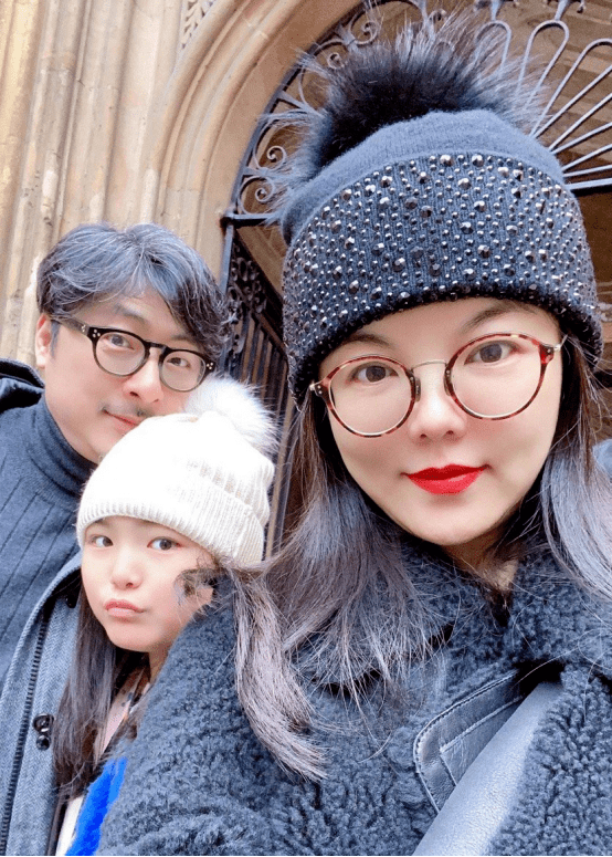 王诗龄|李湘晒王诗龄校服照，就读学校像城堡，学费25万对父母也有要求