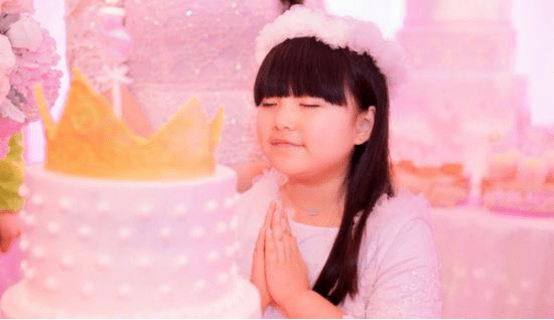 王诗龄|李湘晒王诗龄校服照，就读学校像城堡，学费25万对父母也有要求