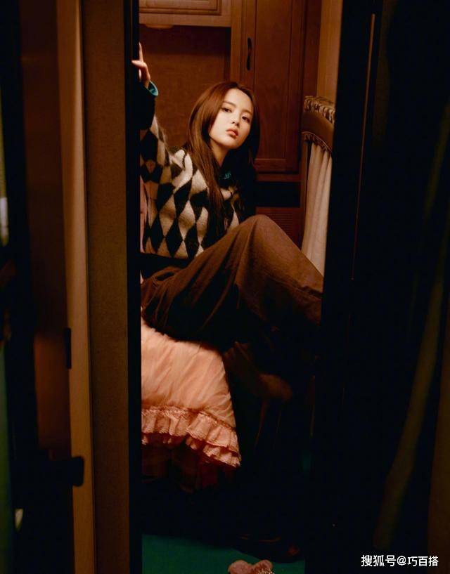 超越|杨超越时尚杂志好美！“又纯又欲”惹人爱，五官精致如同洋娃娃