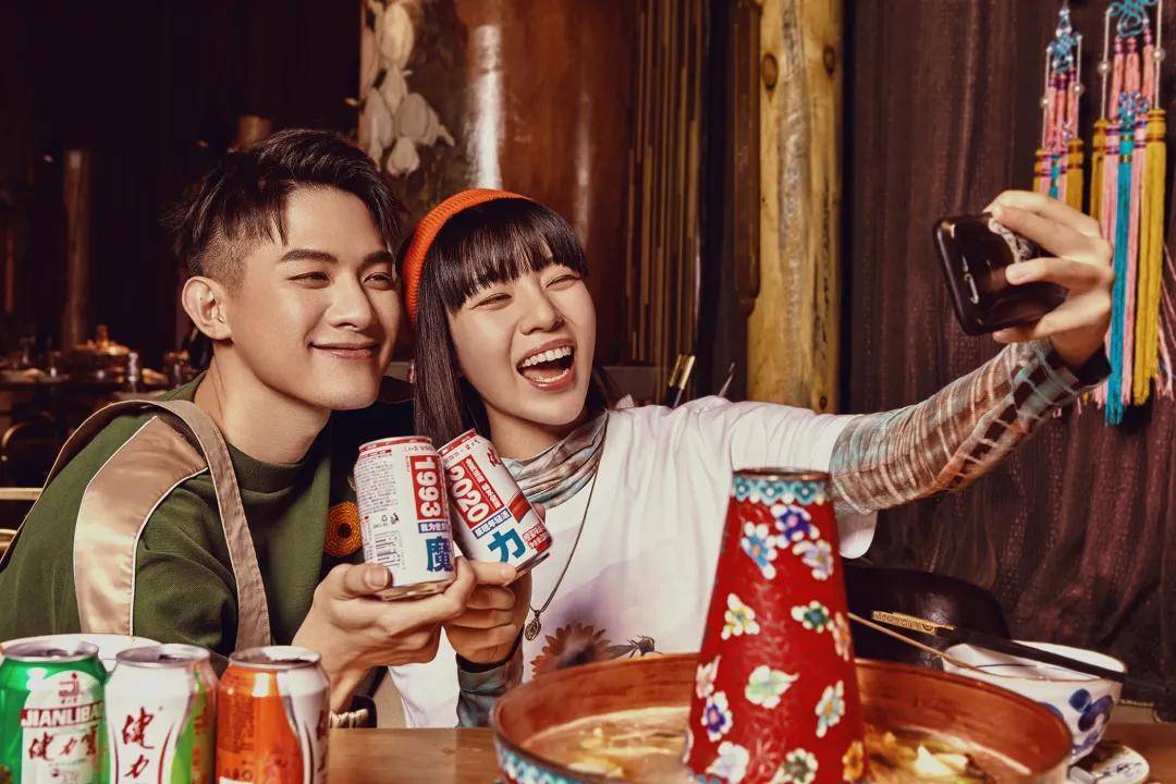 健力宝|佛山的秋日来了,一起解锁国潮秋日大片!别忘了带上你的“潮拍神器”。