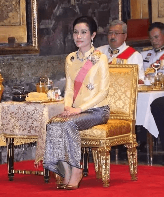 套裙|诗妮娜成功逆袭，连续换三套裙装一套比一套惊艳，年龄不大却成熟