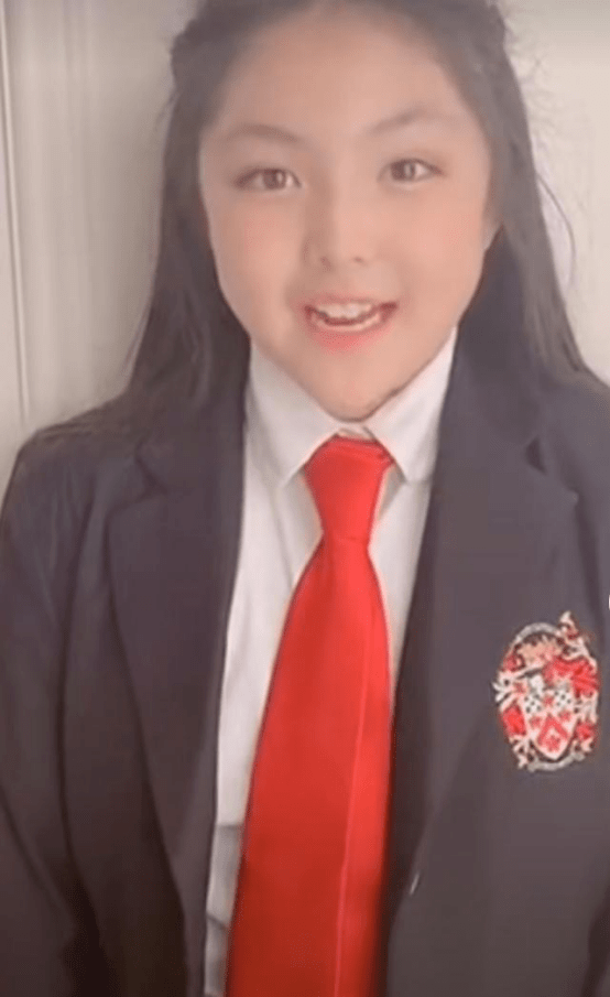 王诗龄|李湘晒王诗龄校服照，就读学校像城堡，学费25万对父母也有要求