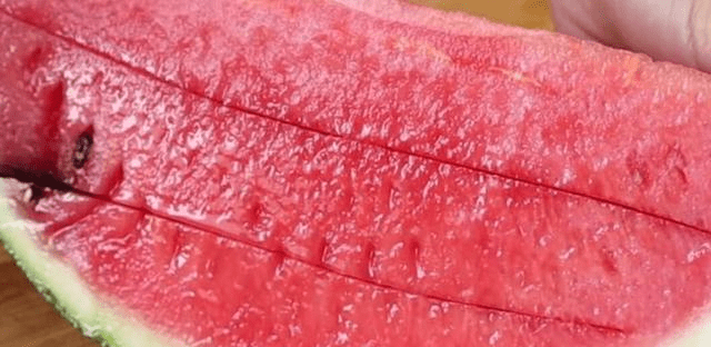 西瓜怎么切块好看 d7ab6e9af84348e2992218426786910b.png