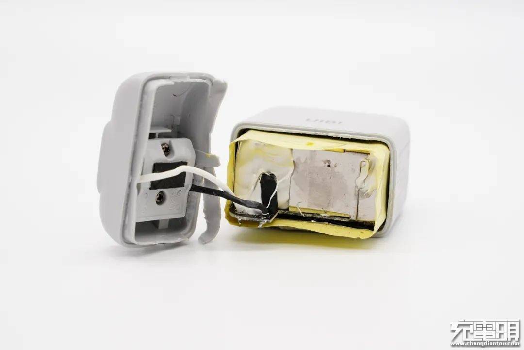 设计|拆解报告：UIBI柚比30W 1A1C氮化镓快充充电器