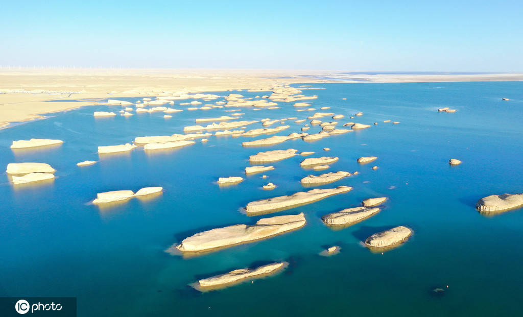 青海柴达木盆地水上雅丹地貌空中俯瞰蔚为壮观