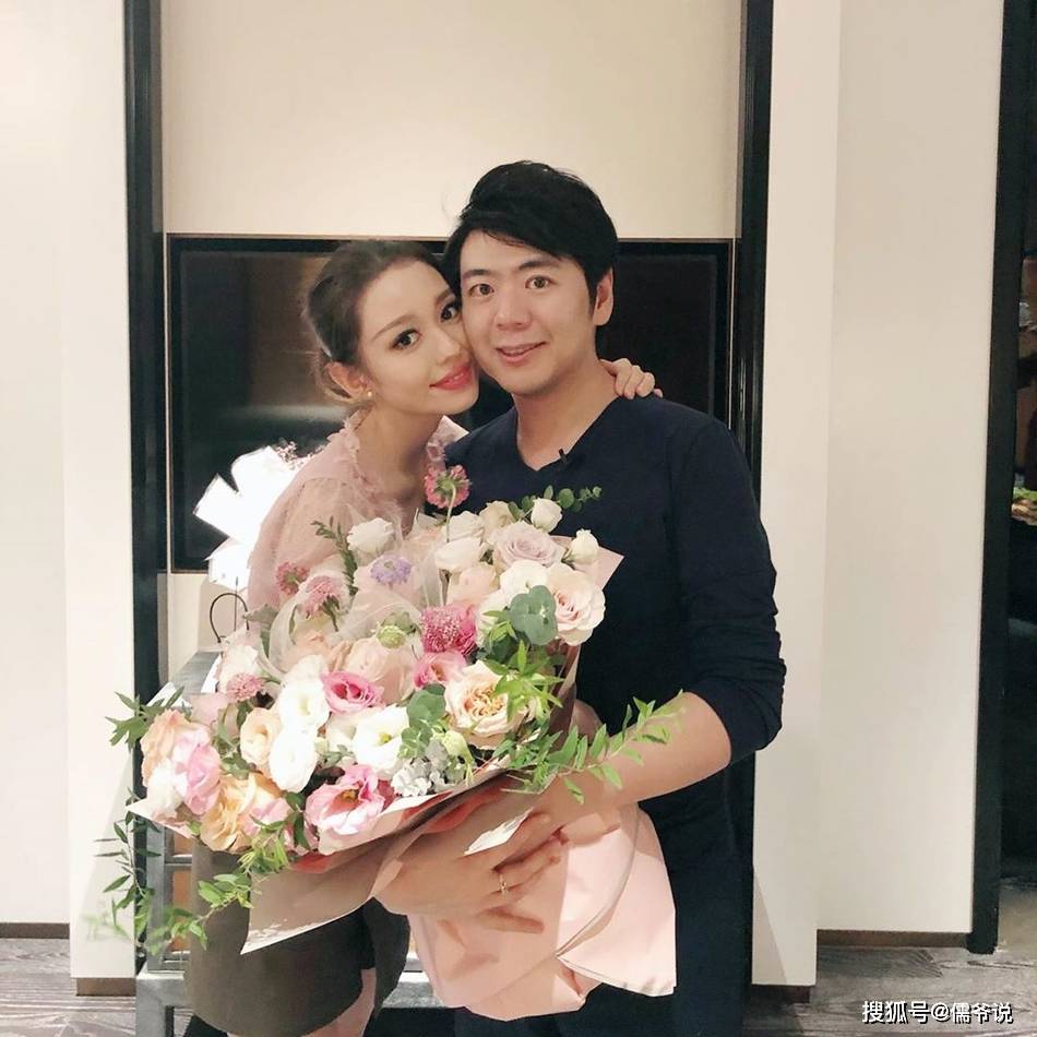 郎朗高调官宣吉娜怀孕，她的巴掌腰或将消失不