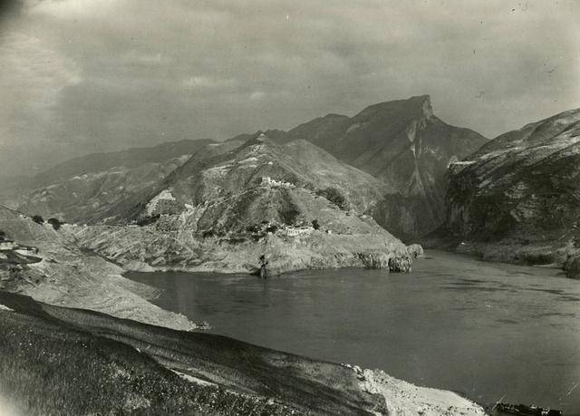 1946年三峡老照片:图4埋头拉纤的男人,图11再也看不到的古栈道