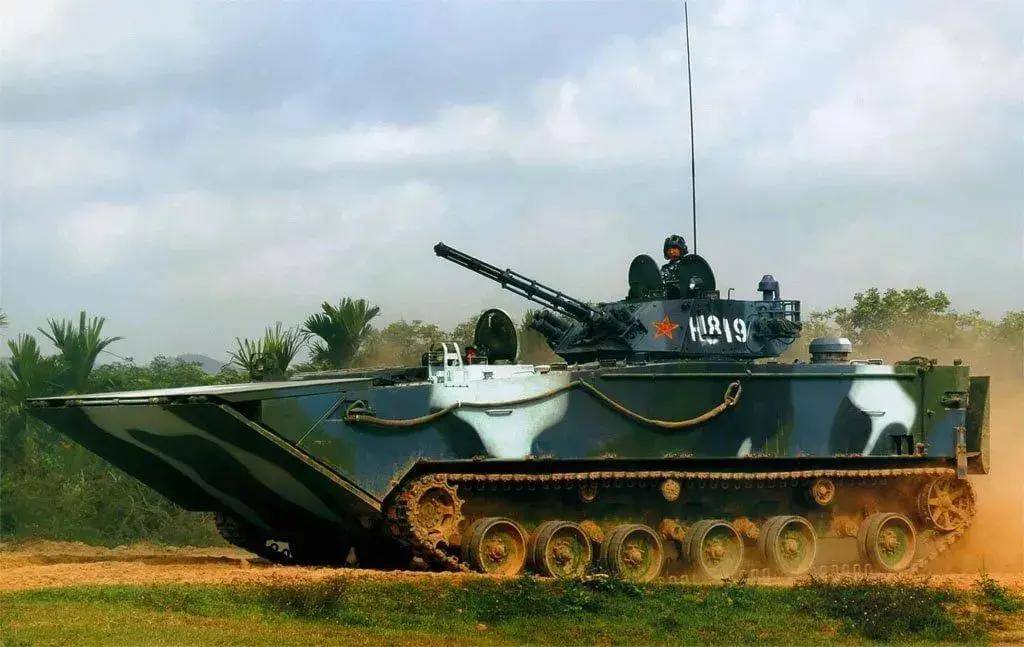 终于来了！解放军坦克部队如何突破水际滩头