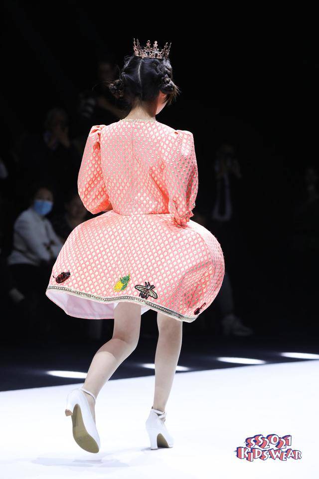 时尚|科技与时尚相融合——FUNNY DREAM高定礼服童装秀