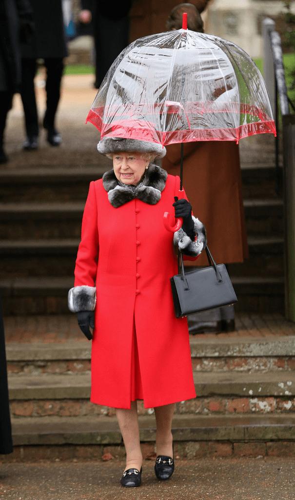 女王|94岁英女王为了美好拼！光腿穿粉衣不怕冷，小腿全是淤青咋回事？
