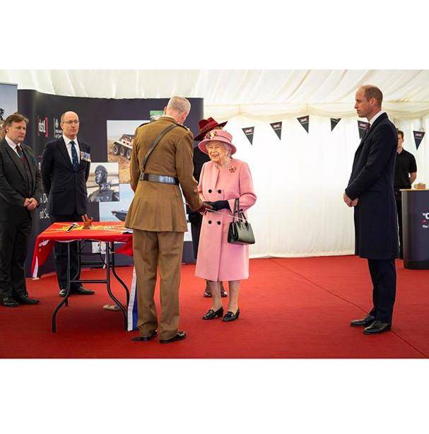 女王|94岁英女王为了美好拼！光腿穿粉衣不怕冷，小腿全是淤青咋回事？