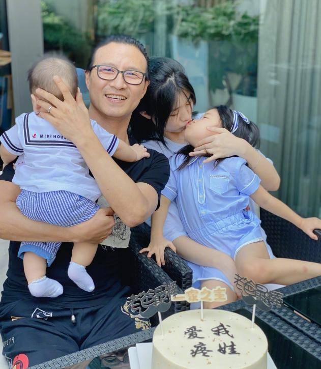 章子怡和汪峰约会看剧,忘开美颜曝光产后真实状态