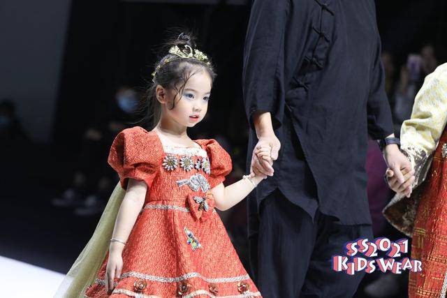 时尚|科技与时尚相融合——FUNNY DREAM高定礼服童装秀