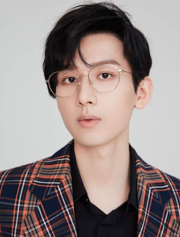 真比|成毅离开《琉璃》滤镜大变样，路透照如乡下人，真比不过蔡徐坤