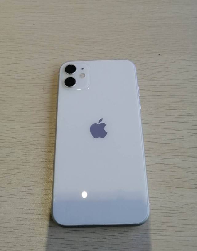 我们可以看到这是一台白色的iphone11,从手机的背面来看跟正常机器是
