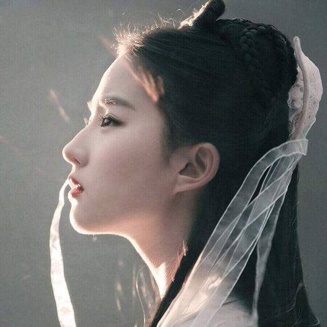 19岁刘亦菲金鹰女神幕后照,看到桌子,当年还在喝AD钙?