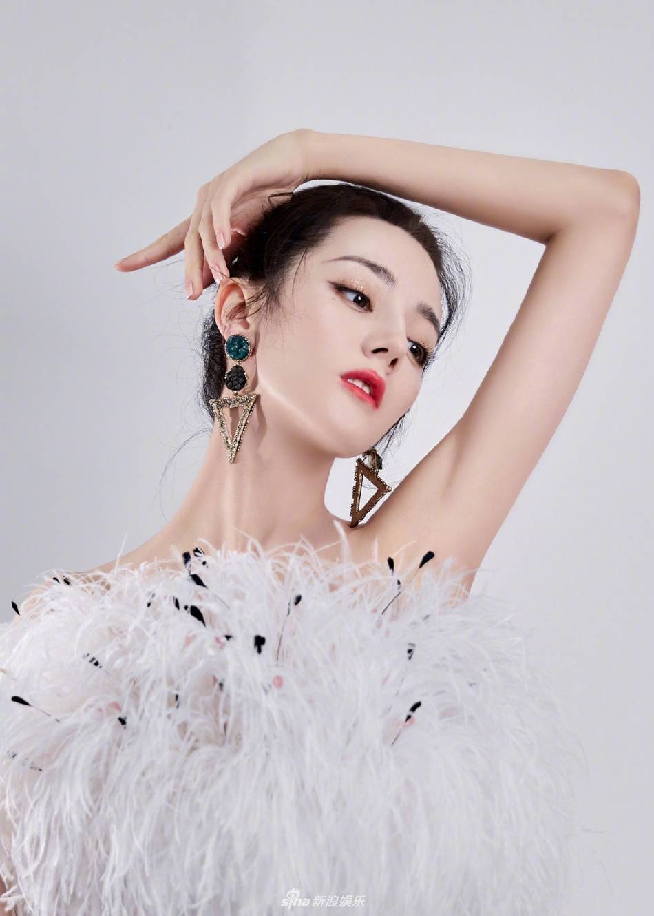 迪丽热巴穿羽毛短裙化身白天鹅 精致妆容勾勒美丽面庞