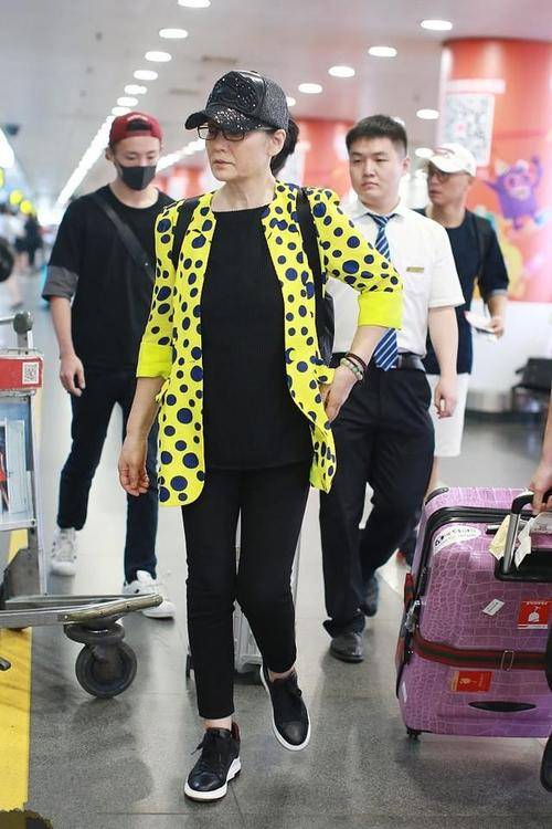 特征|潘虹有很明显的老年人特征,从不穿年轻的衣服,65岁一样漂亮!