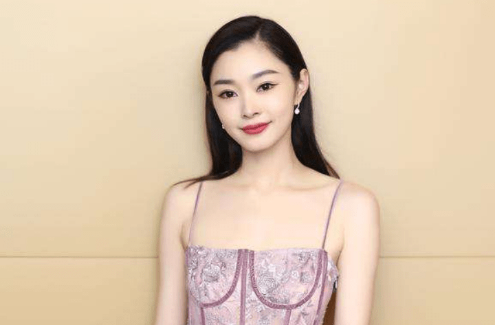 少女|宋轶挑战少女风穿搭，当她用手提起裙摆时，怎么看也不像80后