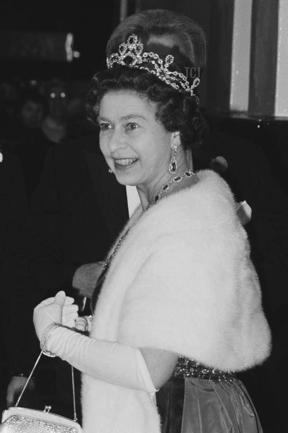 蓝宝石|英女王最新官方肖像照出炉！蓝宝石皇冠有深意，皮肤比卡米拉都嫩