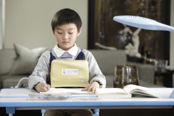 孩子|经常“出去浪”和“宅在家”的孩子，十年后，两种娃差距一目了然